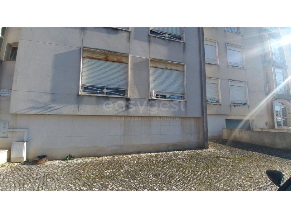 Apartamento T3 com Arrecadação e Lugar de Garagem em Santarém.