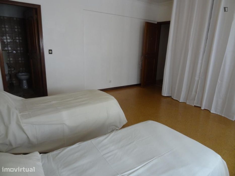 Quarto - localizado em Benfica Lisbon