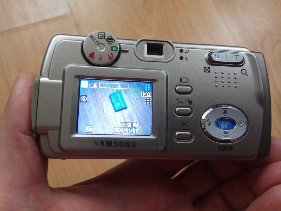 Компактний та зручний цифровий фотоапарат Samsung справний гарний стан