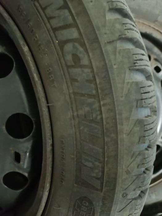 Koła stalowe  oryginalnymi kołpakami