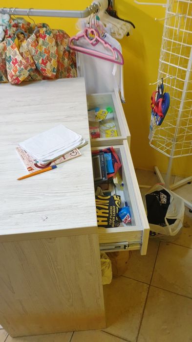Стіл для офісу або магазину