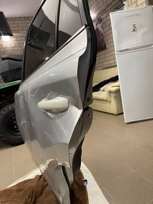 Toyota Rav4 13-18 задняя левая дверь полностью в сборе