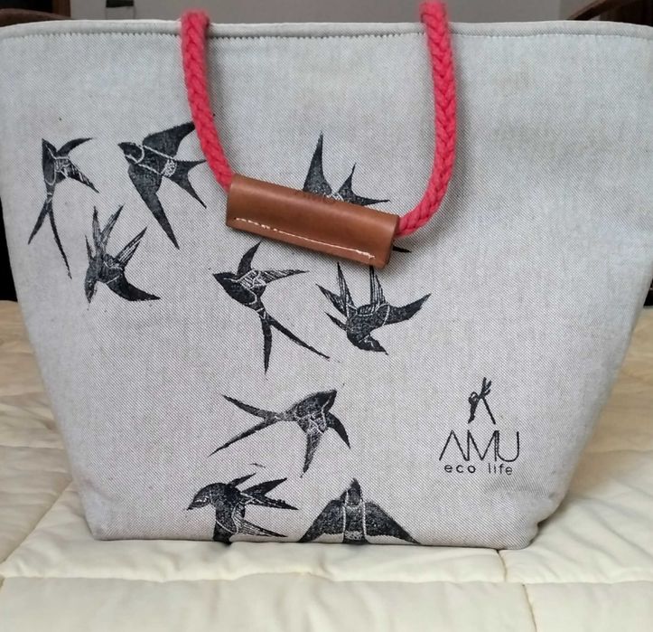 Mala em linho com andorinhas