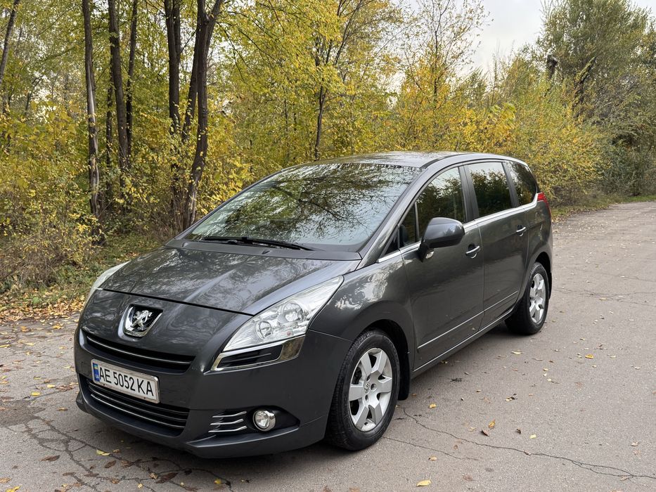 Сімейний економний автомобіль Пежо 5008