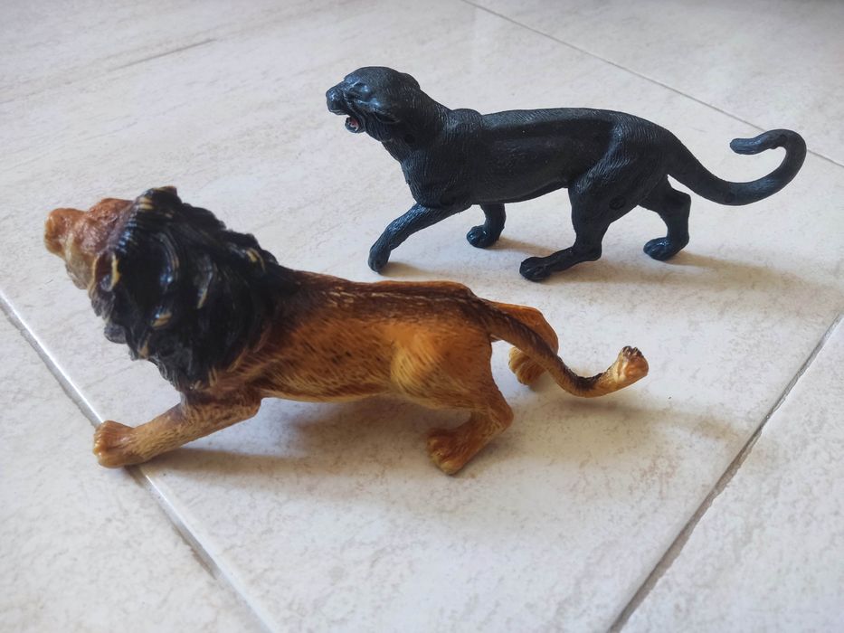 Animais da selva (bonecos) - leão e pantera negra
