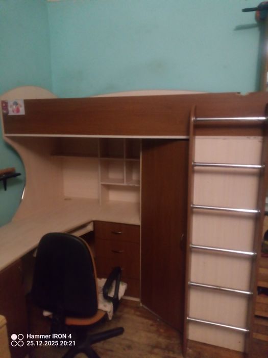 Продам двух яросную кровать со столом,шкафом и множеством полочек.