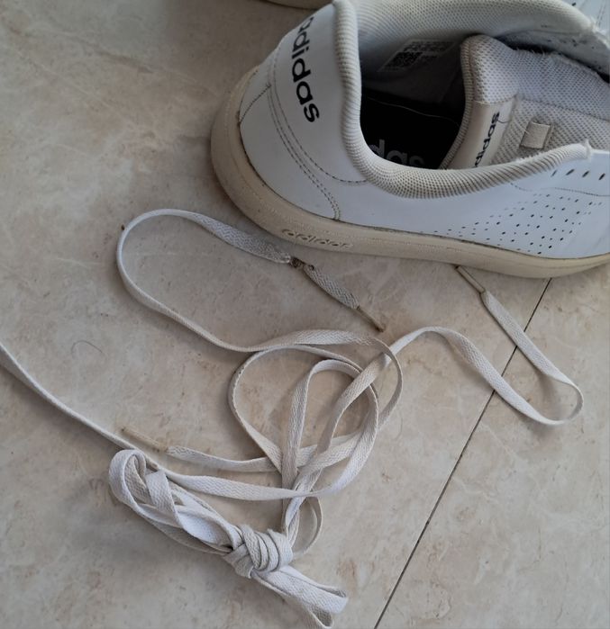 Ténis em pele usados