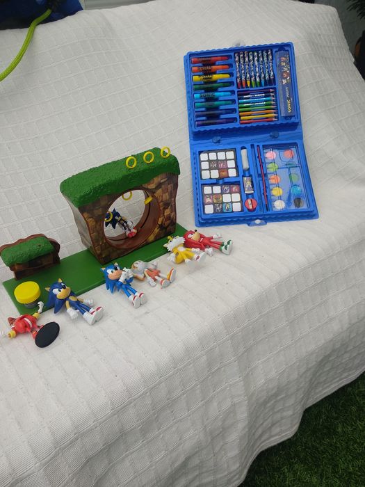 Brinquedos e caixa de pintura