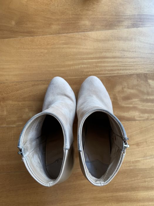 Botins bege da Stradivarius