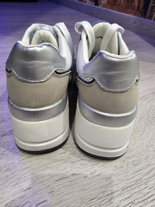 Продам нові кросівки Venice