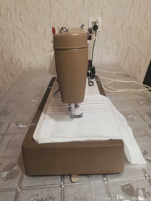 Sprzedam bardzo ładną walizkową maszynę do szycia Łucznik 451