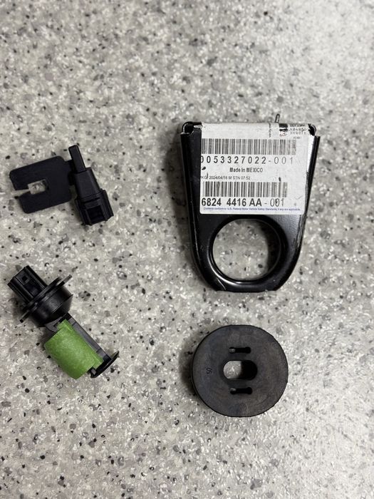 Упор концевика концевик на капоте  Jeep Compass 2017+