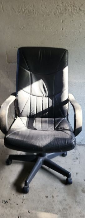 Cadeira de Escritório / Diretor Giratória com Rodas