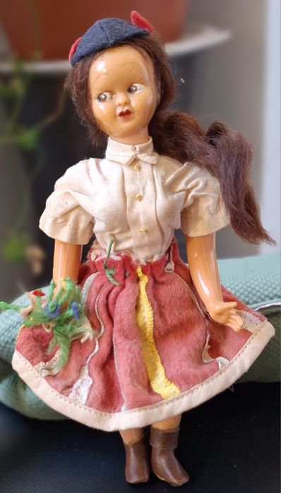 Boneca antiga anos 40  traje típico da ilha da Madeira carapuça flores