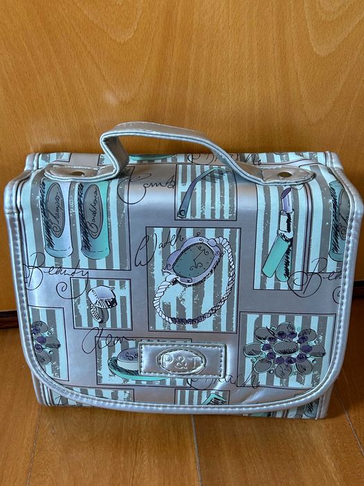 Bolsa cabide com vários compartimentos: