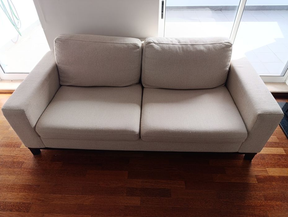 Sofá em tecido bege, 2 metros