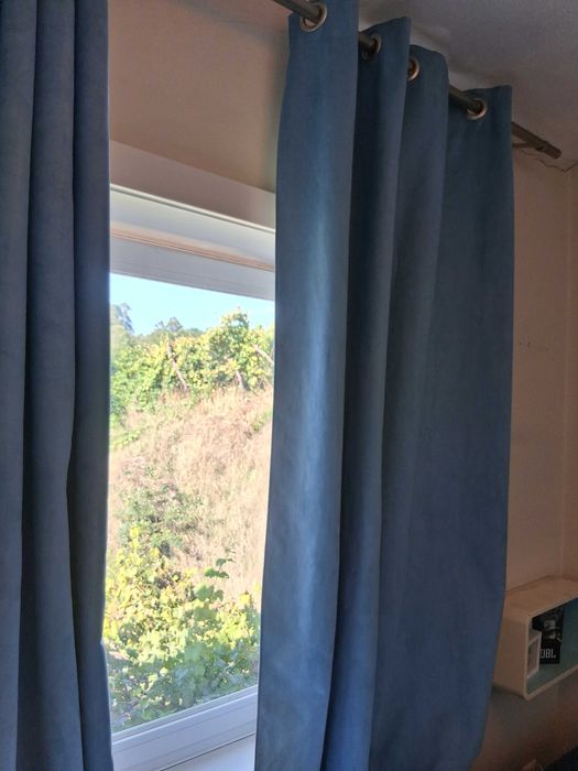 Soummiers forrados a tecido com cabeceiras novas, colchões , cómoda, secretária, estantes. candeeiros e cortinas de veludo blakout e barões.