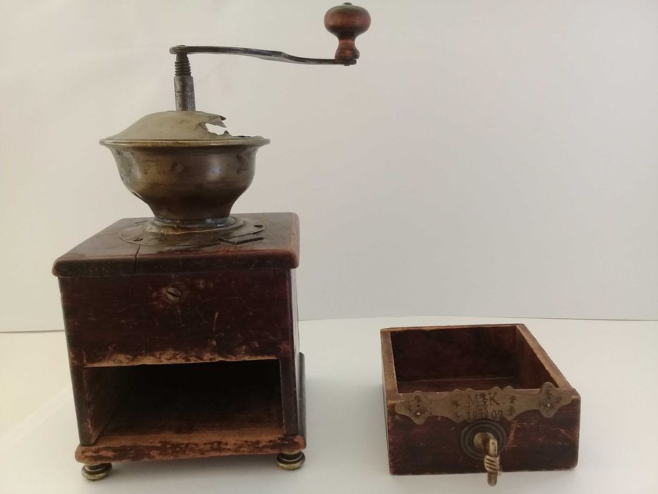 Продам кофемолку 1902 года. Антиквариат. Всё родное.