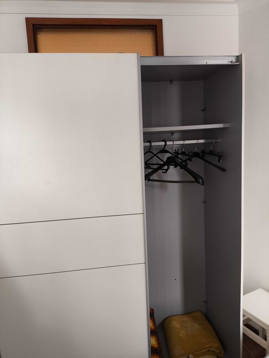 Roupeiro com portas deslizantes