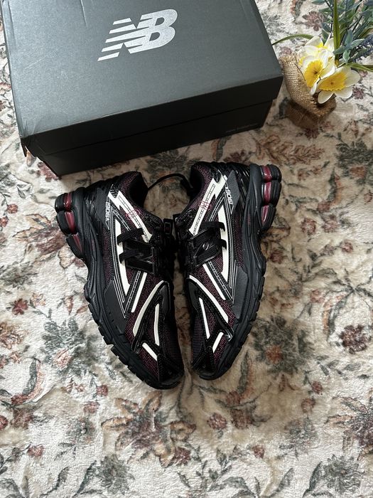 New Balance 1906 – czarne z bordowymi detalami