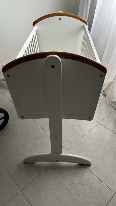 Berço baloiço , recém nascido.