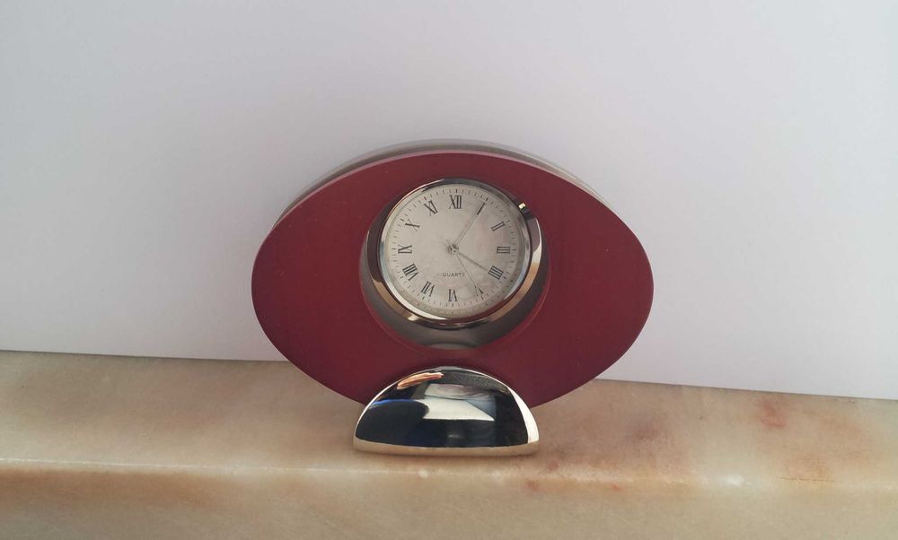 Relógio pequeno de mesa - vermelho escuro