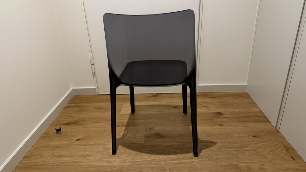 8 cadeiras transparentes em acrílico fumado