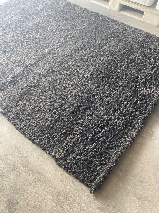 Tapete de pêlo cinza e branco