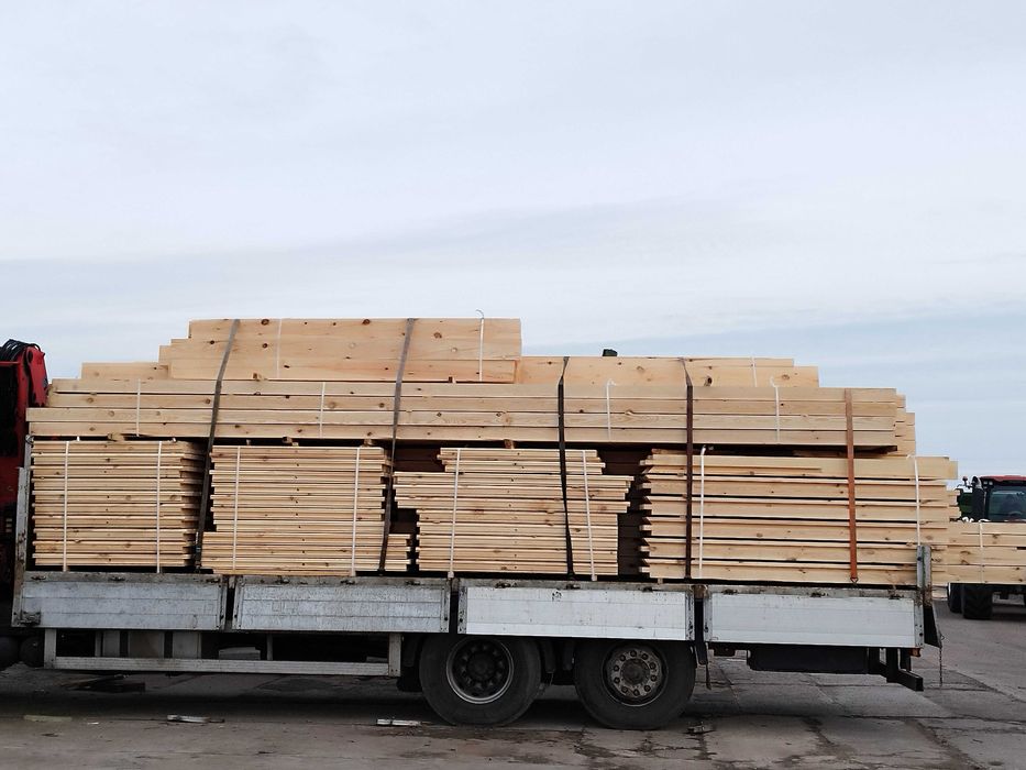 Tartak więźba dachowa deski łaty drewno konstrukcyjne transport HDS