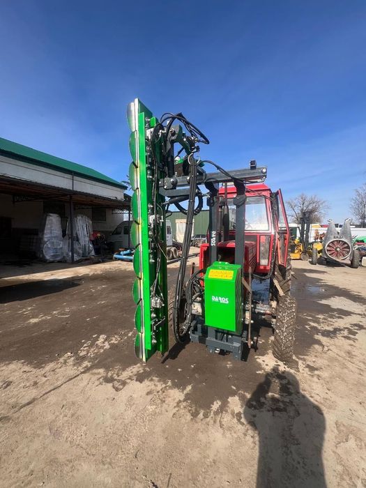 Обрізчик дерев дисковий. Обприскувач садовий.  Мітла садова