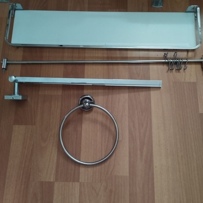 Полочка для ванной, полотенцедержатели, штанга для подвешивания одежды