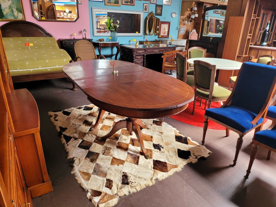 Mesa de sala em madeira - extensível - O tampo apresenta marcas de us