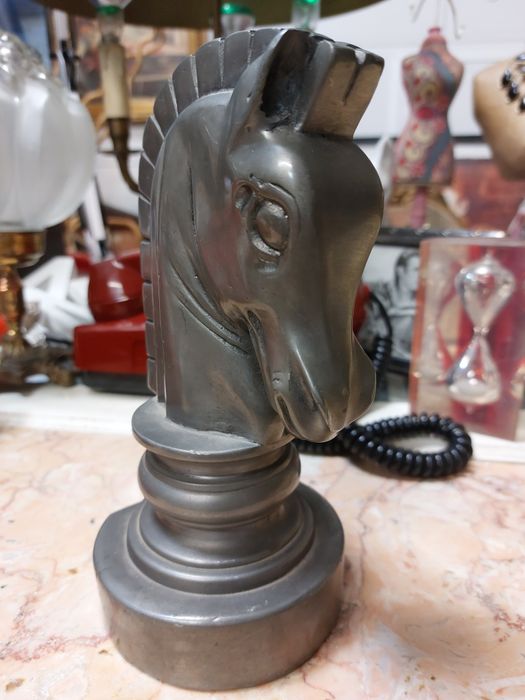 Cabeça de cavalo em estanho 

Escultura de uma peça de xadrez com
