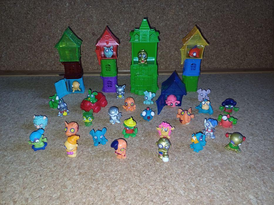 Zomlings. 
Conjunto de casas e bonecos. 
Em bom estado, como novo.