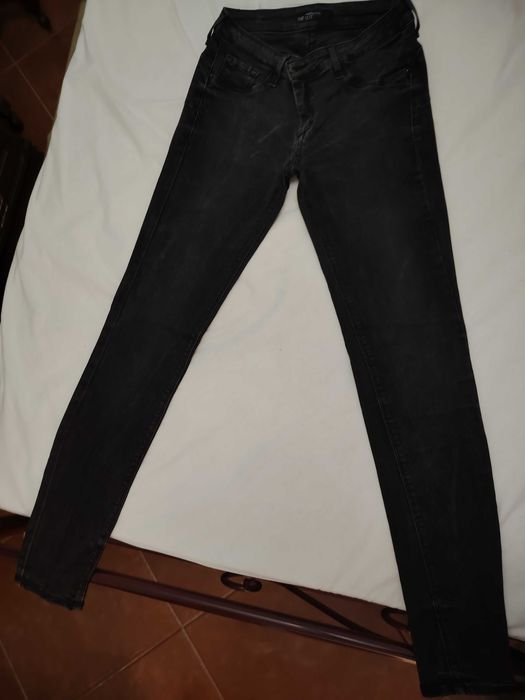 Roupa usada em bom estado