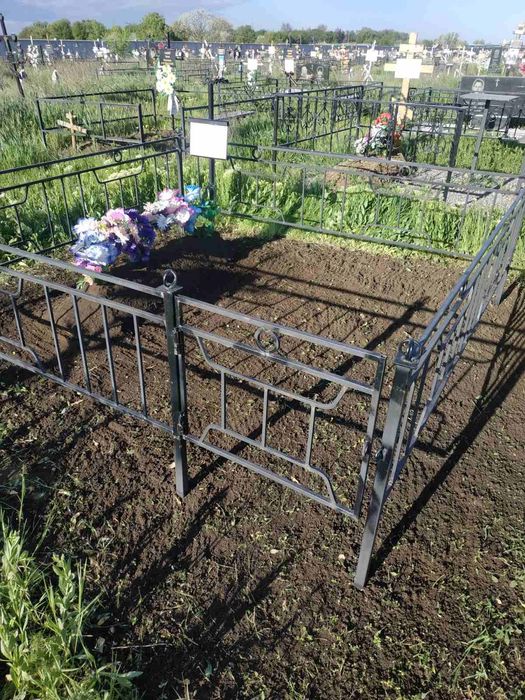 Уборка могил, покраска оград, установка столов, установка оград