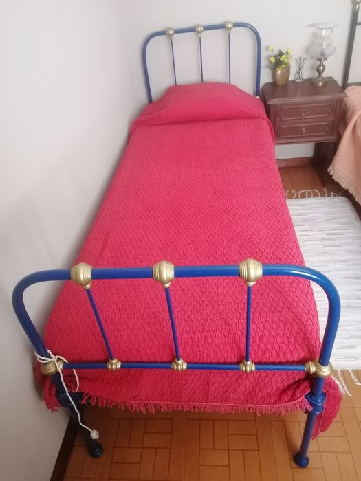 Cada 2 Camas em Ferro. Em bom estado de conservação, cada cama por