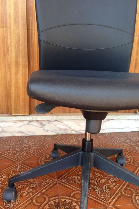 Cadeira escritório em pele de costas altas e com rodas