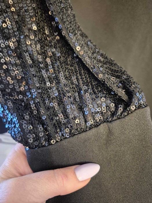 Bluzka z cekinami na rękawach