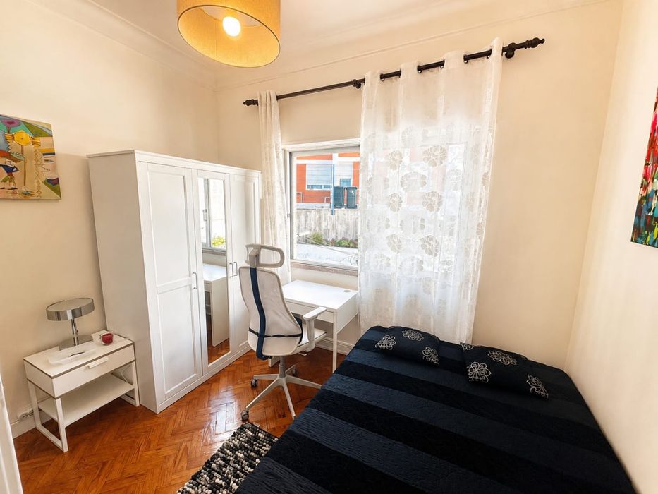 Aluga-se quarto com wc privado perto da Cidade Universitaria  a rapariga  estudante