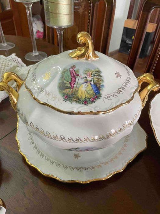 Serviço de jantar em porcelana (Vèritable porcelaine)