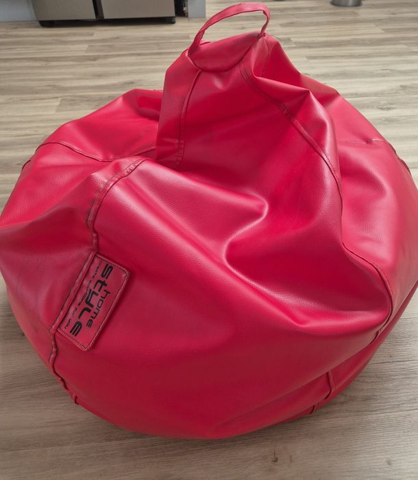 Puff vermelho com asa