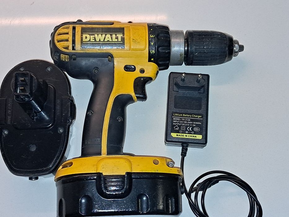 Aparafusadora berbequim DeWalt com percussão