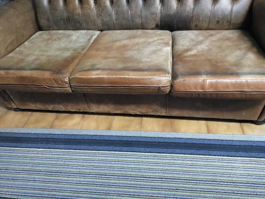 Sofá Chesterfield Vintage em pele capitonée
