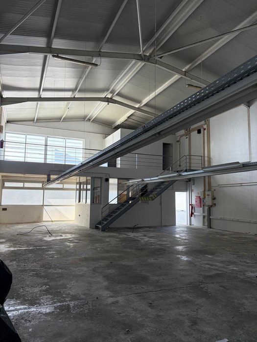 Arrenda-se armazém com cerca de 350 m2 integrado em zona industrial