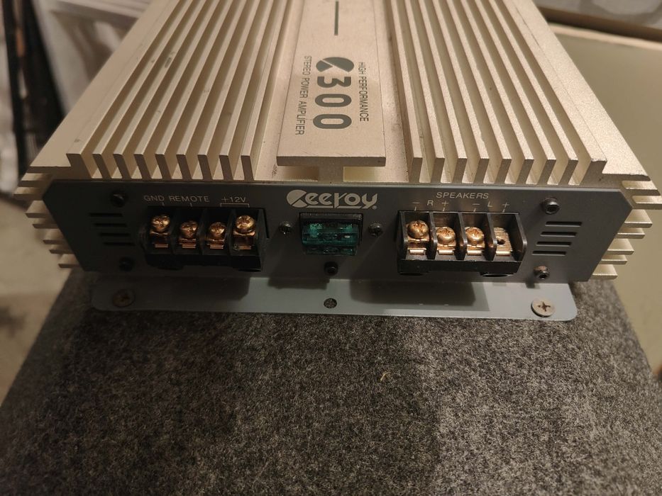 Tuba basowa ze wzmacniaczem