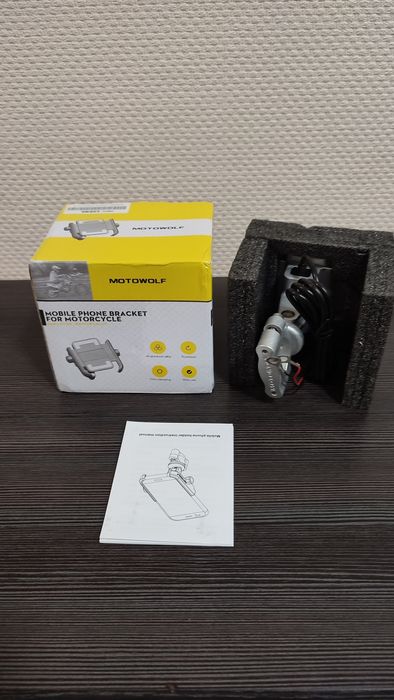 Держатель смартфона с USB зарядним алюминий чорний/сірий MOTOWOLF