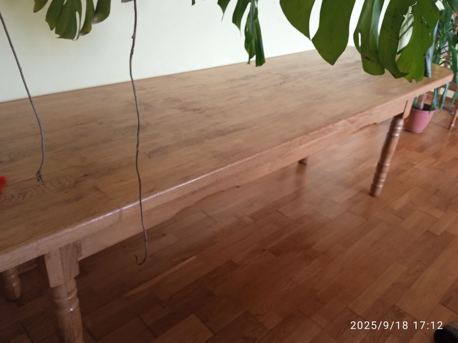 Великий дубовий стіл