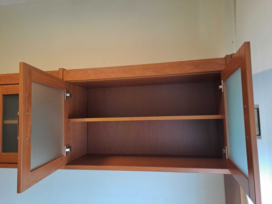 Cama dupla com armários.