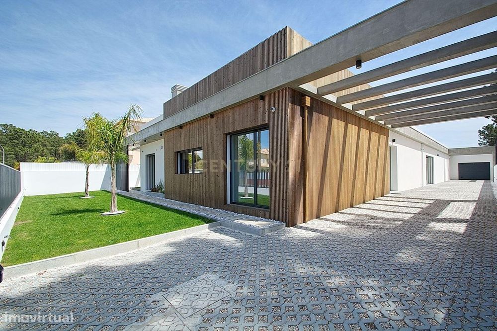 Viva o Luxo: Moradia Térrea de 5 Quartos com Piscina de Água Salgada e